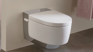 De hangende AquaClean Mera integreert zich elegant in elke badkameromgeving. 