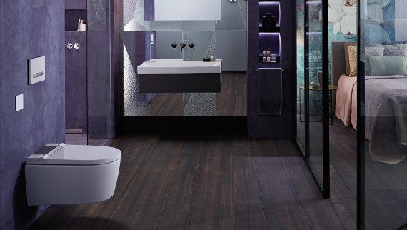 Hotelbadezimmer mit einem AquaClean Sela Dusch-WC