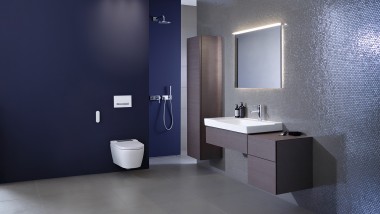 Met AquaClean Sela vult Geberit de AquaClean-productfamilie aan met een designgericht model dat in bijna elke badkamer past zonder opgemerkt te worden als douchewc.