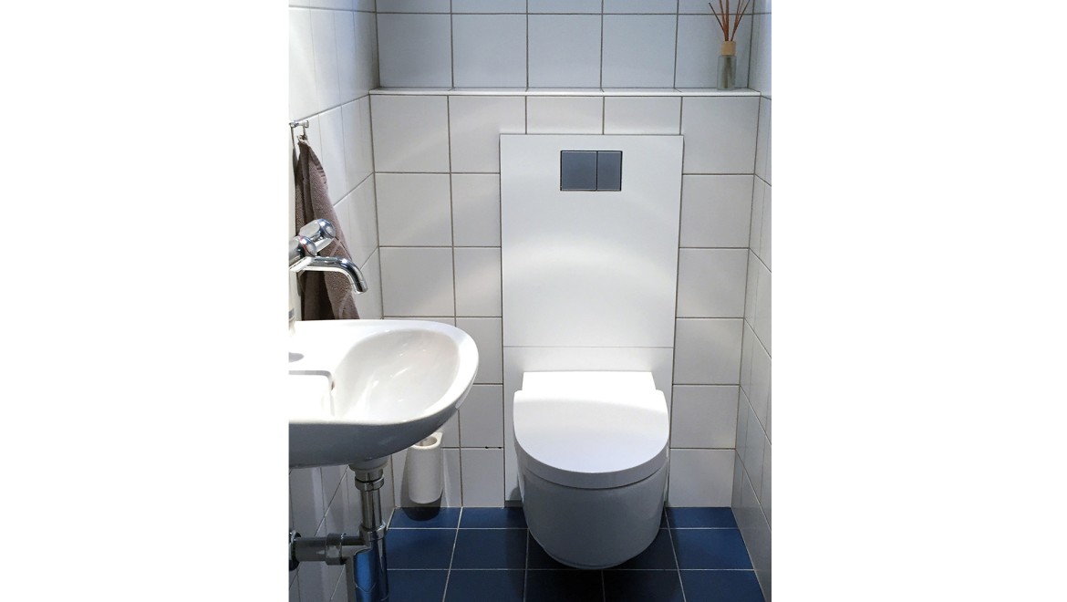 Koupelna po renovaci s designovou deskou Geberit a sprchovacím WC Geberit AquaClean