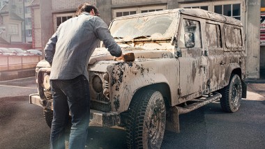 Čistenie vodou - muž čistí auto